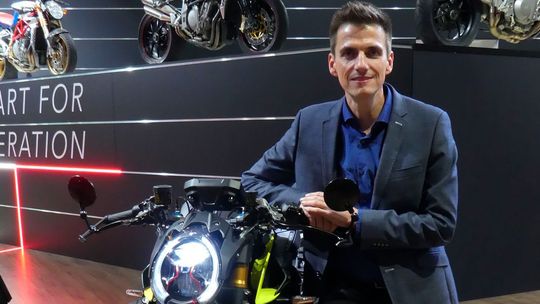 Christian Vossen, Country Manager Deutschland, MV Agusta Motor s.p.A., hält seine Partner auf dem Laufenden. Christian Vossen, Country Manager Deutschland, MV Agusta Motor s.p.A., hält seine Partner auf dem Laufenden.