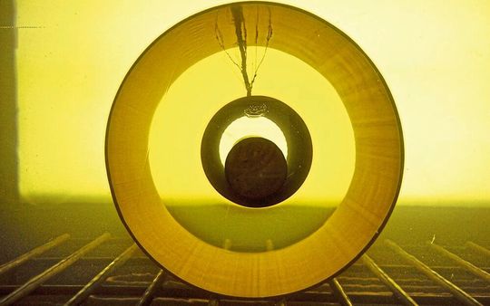 Abgeblitzt: Querschnitt an einem Hochspannungskabel mit elektrischem Durchschlag, der durch Verunreinigungen im Kunststoffgranulat herrührt. Sikora hat Systeme, die Fremdpartikel und Black Specks im Granulat jetzt mit einer Auflösung von 50 µm automatisch aufspüren können und fehlerhaftes Material aussortieren - inklusive statistischer Auswertung. Abgeblitzt: Querschnitt an einem Hochspannungskabel mit elektrischem Durchschlag, der durch Verunreinigungen im Kunststoffgranulat herrührt. Sikora hat Systeme, die Fremdpartikel und Black Specks im Granulat jetzt mit einer Auflösung von 50 µm automatisch aufspüren können und fehlerhaftes Material aussortieren - inklusive statistischer Auswertung.