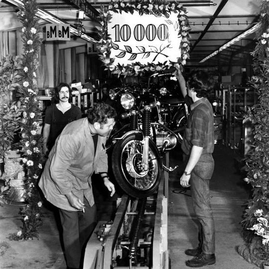 Seit 1966 werden in Berlin Spandau Motorräder montiert– inzwischen mehr als drei Millionen. Seit 1966 werden in Berlin Spandau Motorräder montiert– inzwischen mehr als drei Millionen.