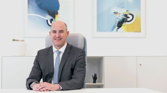 Daniel Eschbach, Vertriebsvorstand der Creditplus Bank AG, greift den Händlerpartnern unter die Arme. Daniel Eschbach, Vertriebsvorstand der Creditplus Bank AG, greift den Händlerpartnern unter die Arme.