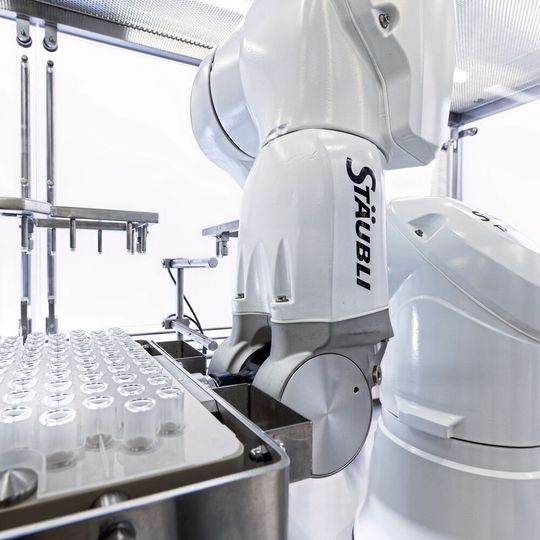 Der Stäubli-Roboter füllt die Hyaluronsäure in sterile Gefässe ab. Der Stäubli-Roboter füllt die Hyaluronsäure in sterile Gefässe ab.