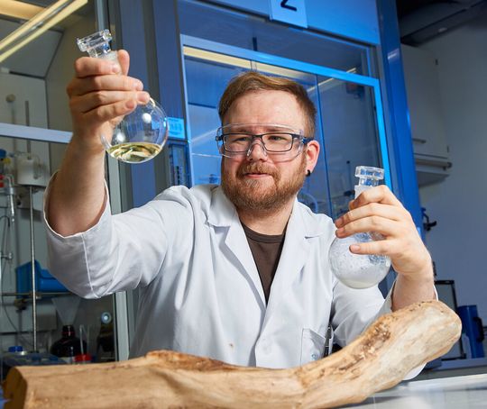 Bernhard Stadler, wissenschaftlicher Mitarbeiter am Leibniz-Institut für Katalyse in Rostock, entwickelt Klebstoff aus Holzabfällen. Bernhard Stadler, wissenschaftlicher Mitarbeiter am Leibniz-Institut für Katalyse in Rostock, entwickelt Klebstoff aus Holzabfällen.