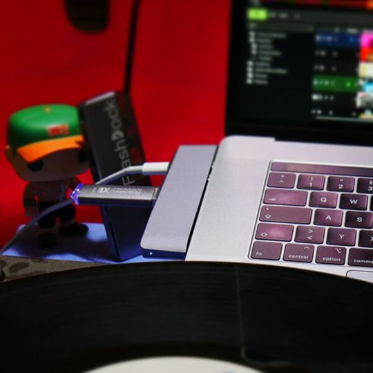 Schmal und speicherstark: das Flashdock von Commotron. Schmal und speicherstark: das Flashdock von Commotron.