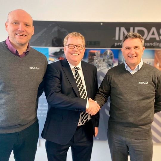 Indasa hat seine Vertriebsleitung neu besetzt: (v. li.) Phil Blowers, Sales Director UK/ Deutschland, gratuliert Markus Albersmann, Sales Manager DACH, gemeinsam mit Andrew Tindall, Global Sales Director. Indasa hat seine Vertriebsleitung neu besetzt: (v. li.) Phil Blowers, Sales Director UK/ Deutschland, gratuliert Markus Albersmann, Sales Manager DACH, gemeinsam mit Andrew Tindall, Global Sales Director.
