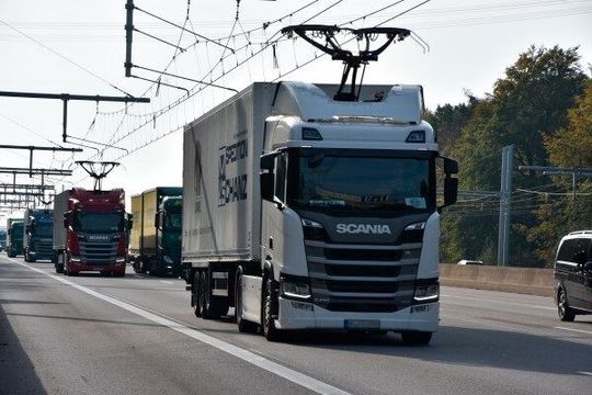 Auf einer Teststrecke in Hessen sind schon Oberleitungs-Lkw unterwegs. Auf einer Teststrecke in Hessen sind schon Oberleitungs-Lkw unterwegs.