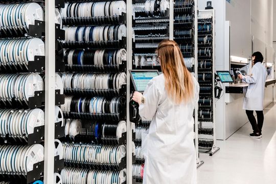 Skalierbares Lagerkonzept mit intelligenten Regalen: Verschiedene variable Einheiten kombiniert mit einer „chaotische“ platzsparende Lagerung bringen Flexibilität. Skalierbares Lagerkonzept mit intelligenten Regalen: Verschiedene variable Einheiten kombiniert mit einer „chaotische“ platzsparende Lagerung bringen Flexibilität.