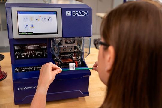 Mit dem Brady-Printer A5500 dauert die Kabelkennzeichnung nur noch fünf Sekunden. Mit dem Brady-Printer A5500 dauert die Kabelkennzeichnung nur noch fünf Sekunden.