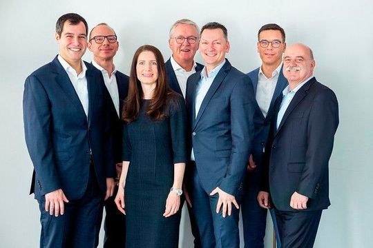 Neues Führungsgespann (v.l.): Wolfram Simon-Schröter (CFO), Michael Knoth (CAO), Jasmin Schröter (Inhaberin), Thomas Winkelmann (Generalbevollmächtigter), Dominik Wiehage (CEO), Thomas Raff (COO), Joachim Schöttes (Leiter Konzernkommunikation). Neues Führungsgespann (v.l.): Wolfram Simon-Schröter (CFO), Michael Knoth (CAO), Jasmin Schröter (Inhaberin), Thomas Winkelmann (Generalbevollmächtigter), Dominik Wiehage (CEO), Thomas Raff (COO), Joachim Schöttes (Leiter Konzernkommunikation).