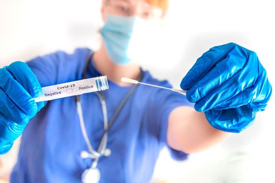 Wer Kontakt zu einem Infizierten hatte, wird vorsichtshalber unter Quarantäne gestellt. Wer Kontakt zu einem Infizierten hatte, wird vorsichtshalber unter Quarantäne gestellt.