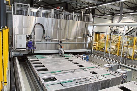 Fahrbarer Atlas-Waschtunnel mit versenkten Becken für Multimetall-Waschprozesse. Fahrbarer Atlas-Waschtunnel mit versenkten Becken für Multimetall-Waschprozesse.