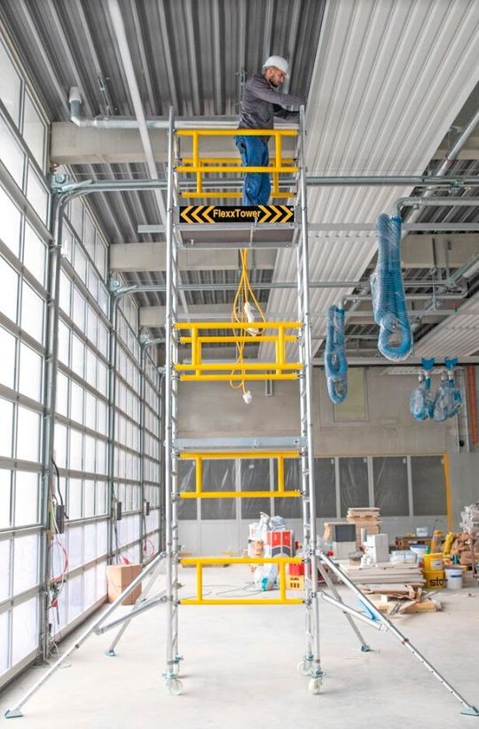 Mit dem neuen Ein-Personen-Gerüst Flexx Tower der Günzburger Steigtechnik kann der Anwender Arbeitshöhen bis rund 6,10 m erreichen. Mit dem neuen Ein-Personen-Gerüst Flexx Tower der Günzburger Steigtechnik kann der Anwender Arbeitshöhen bis rund 6,10 m erreichen.