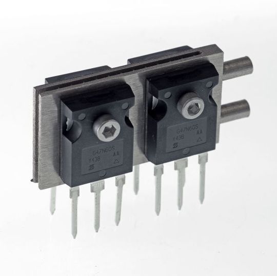 Bild 1: IQ-FOUR ist ein Flüssigkeitskühlkörper und dafür ausgelegt, vier Halbleiter, wie diese 1000-V-SiC-MOSFETs, gleichzeitig zu entwärmen. Bild 1: IQ-FOUR ist ein Flüssigkeitskühlkörper und dafür ausgelegt, vier Halbleiter, wie diese 1000-V-SiC-MOSFETs, gleichzeitig zu entwärmen.