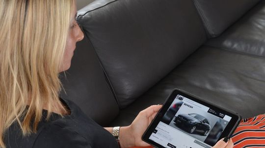 Stationär müssen viele Händler ihre Vertriebsabteilungen aktuell geschlossen lassen, der Online-Handel ist aber erlaubt. Stationär müssen viele Händler ihre Vertriebsabteilungen aktuell geschlossen lassen, der Online-Handel ist aber erlaubt.