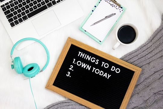 Um von zu Hause aus genauso effektiv zu arbeiten wie im Unternehmen, braucht es einen geregelten Tagesablauf und einen guten Start in den Arbeitstag. Um von zu Hause aus genauso effektiv zu arbeiten wie im Unternehmen, braucht es einen geregelten Tagesablauf und einen guten Start in den Arbeitstag.