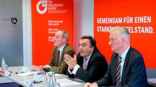 Geben Corona-Tipps: Der Vorstand des Bundesverbandes Mittelständische Wirtschaft mit (v.re.): Dr. Hans-Jürgen Völz (Chefsvolkswirt), Mario Ohoven (Präsident) und Eberhard Vogt (PR). Bild stammt von einer früheren Veranstaltung. Geben Corona-Tipps: Der Vorstand des Bundesverbandes Mittelständische Wirtschaft mit (v.re.): Dr. Hans-Jürgen Völz (Chefsvolkswirt), Mario Ohoven (Präsident) und Eberhard Vogt (PR). Bild stammt von einer früheren Veranstaltung.