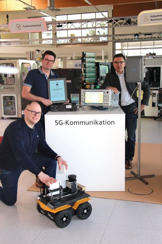 Die hohe Übertragungs- und Reaktionszeiten unter einer tausendstel Sekunde sind für (v.l.) Dr. Lukasz Wisniewski, inIT, Sebastian Schriegel, Fraunhofer IOSB-INA, und Prof. Dr.-Ing. Jürgen Jasperneite, Leiter Fraunhofer IOSB-INA, die entscheidenden Vorteile des 5G-Standards. Die hohe Übertragungs- und Reaktionszeiten unter einer tausendstel Sekunde sind für (v.l.) Dr. Lukasz Wisniewski, inIT, Sebastian Schriegel, Fraunhofer IOSB-INA, und Prof. Dr.-Ing. Jürgen Jasperneite, Leiter Fraunhofer IOSB-INA, die entscheidenden Vorteile des 5G-Standards.