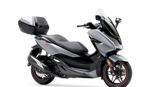 Honda erweitert das Angebot des Forza 300 um das Sondermodell Limited Edition. Honda erweitert das Angebot des Forza 300 um das Sondermodell Limited Edition.