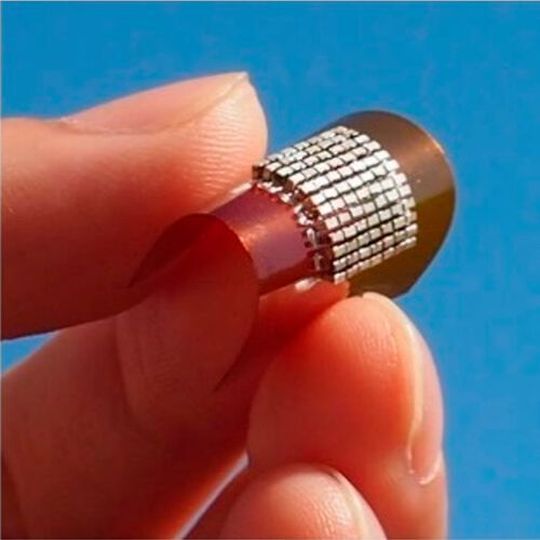 This image shows the external appearance of the developed compact, ultra-lightweight flexible thermoelectric conversion device. This image shows the external appearance of the developed compact, ultra-lightweight flexible thermoelectric conversion device.