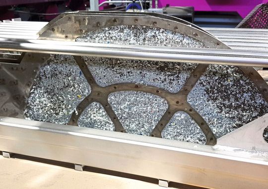 Mit Kunststoffrückständen, hier rPET, verschmutzter Filter. Dieser befindet sich gerade System Vacuclean von Schwing Technologies. In wenigen Stunden wird er fast so gut aussehen als wäre er neu. Insgesamt acht mit rPET-verschmutzte Metallfilter finden im individuell angepassten Beladekorb Platz, so der Hersteller. Mit Kunststoffrückständen, hier rPET, verschmutzter Filter. Dieser befindet sich gerade System Vacuclean von Schwing Technologies. In wenigen Stunden wird er fast so gut aussehen als wäre er neu. Insgesamt acht mit rPET-verschmutzte Metallfilter finden im individuell angepassten Beladekorb Platz, so der Hersteller.