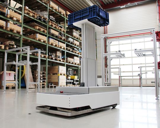 Fahrerloses Transportsystem im Einsatz: Dieser kleine Transport-Roboter fährt durch die Versuchshalle des IPH und bringt Kisten von einer Übergabestation zur nächsten. Fahrerloses Transportsystem im Einsatz: Dieser kleine Transport-Roboter fährt durch die Versuchshalle des IPH und bringt Kisten von einer Übergabestation zur nächsten.