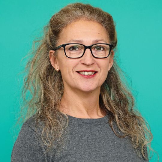 „Das patentierte SEM-Technologiekonzept geht über den Stand der neusten Technik hinaus. Zur Unterstützung des Trägers werden Daten gesammelt und analysiert, um griffintensive Anwendungsfälle mit einem hohen ergonomischen Risiko zu bewerten und zu identifizieren. Die eingeführte Intent-Detection -Logik aktiviert die Unterstützung nur dann, wenn der Träger die Bewegung mit einem natürlichen und intuitiven Krafteinsatz einleitet. Dies wird durch Sensoren erreicht, welche die Aktion des Benutzers erfassen“, sagt Ursula Schädeli, Eichenberger Gewinde AG. „Das patentierte SEM-Technologiekonzept geht über den Stand der neusten Technik hinaus. Zur Unterstützung des Trägers werden Daten gesammelt und analysiert, um griffintensive Anwendungsfälle mit einem hohen ergonomischen Risiko zu bewerten und zu identifizieren. Die eingeführte Intent-Detection -Logik aktiviert die Unterstützung nur dann, wenn der Träger die Bewegung mit einem natürlichen und intuitiven Krafteinsatz einleitet. Dies wird durch Sensoren erreicht, welche die Aktion des Benutzers erfassen“, sagt Ursula Schädeli, Eichenberger Gewinde AG.