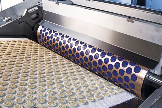 Bei dieser Fabrik für Kekse transportieren breite Förderbänder das Gebäck von Station zu Station. Für den Transport der Daten und der Energie sorgen komplette Kabellösungen von Lapp. Bei dieser Fabrik für Kekse transportieren breite Förderbänder das Gebäck von Station zu Station. Für den Transport der Daten und der Energie sorgen komplette Kabellösungen von Lapp.