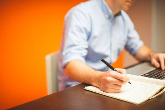 Arbeitgeber sollten im Homeoffice IT-Risiken neu bewerten und Sicherheitsmaßnahmen für das mobile Arbeiten anpassen. Arbeitgeber sollten im Homeoffice IT-Risiken neu bewerten und Sicherheitsmaßnahmen für das mobile Arbeiten anpassen.