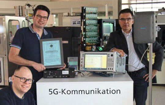 5G-Forschung für die Industrie aus Lemgo (vlnr): Dr. Lukasz Wisniewski (inIT), Sebastian Schriegel (Fraunhofer IOSB-INA) und Prof. Dr.-Ing. Jürgen Jasperneite Leiter Fraunhofer IOSB-INA) 5G-Forschung für die Industrie aus Lemgo (vlnr): Dr. Lukasz Wisniewski (inIT), Sebastian Schriegel (Fraunhofer IOSB-INA) und Prof. Dr.-Ing. Jürgen Jasperneite Leiter Fraunhofer IOSB-INA)