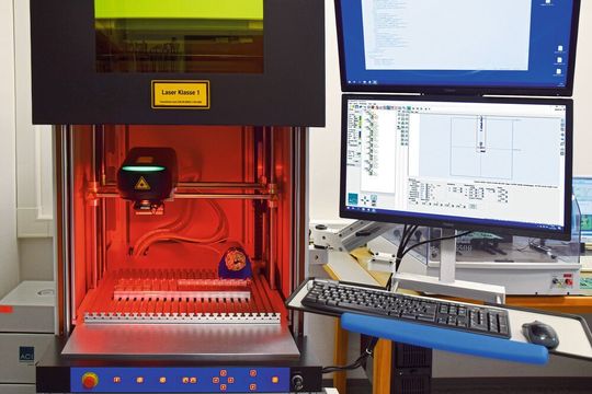 Das Laserbeschriftungssystem mit großer Aufspannfläche und Rotationsache ist nun bei Kraus Hardware im Einsatz.