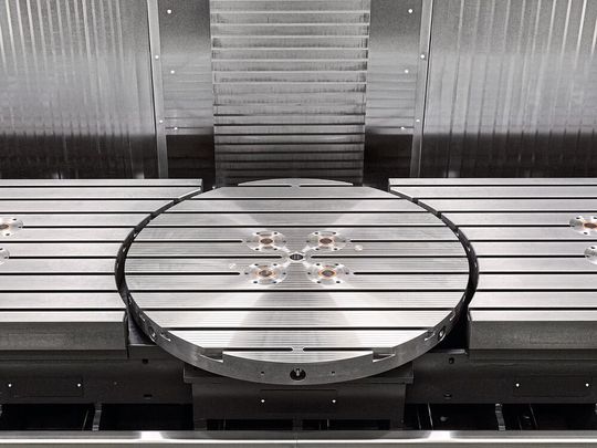 Große Werkstücke mit einem Störkreisdurchmesser bis 1450 mm können jetzt auf der Tilenta-9-GT10-3600 stirnseitig bearbeitet werden (im Bild ihr leicht nach vorn versetzter Rundtisch). Mit der Schwesteranlage T9-GT10-4600 klappt das sogar im zeitsparenden Pendelbetrieb, was an einem anders angeordneten Rundtisch liegt.