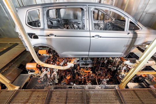 Das Wachsfluten bei VW ist patentiert. Durch die Öffnungen strömt 120 Grad Celsius heißes Wachs in Schweller und Hohlräume aller tragenden Teile im unteren Bereich der Karosserie, die oberen Längsträger und Partien der Radhäuser. Das Wachsfluten bei VW ist patentiert. Durch die Öffnungen strömt 120 Grad Celsius heißes Wachs in Schweller und Hohlräume aller tragenden Teile im unteren Bereich der Karosserie, die oberen Längsträger und Partien der Radhäuser.