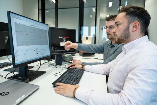 David Langhals, Systemmanager im Geschäftsbereich Liquid Purification Technologies bei Lanxess, demonstriert seinem Kollegen Giuliano Cannavó (rechts im Bild) Funktionen der neuen Normalisierungssoftware Performem. David Langhals, Systemmanager im Geschäftsbereich Liquid Purification Technologies bei Lanxess, demonstriert seinem Kollegen Giuliano Cannavó (rechts im Bild) Funktionen der neuen Normalisierungssoftware Performem.