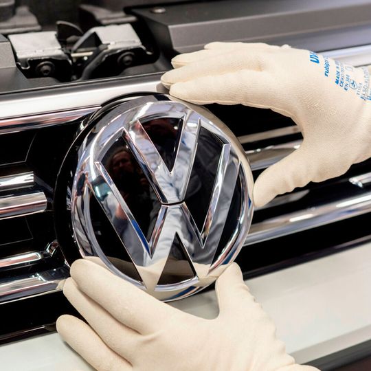 Volkswagen stellt medizinischen Einrichtungen weitere Produkte, beispielsweise Schutzhandschuhe, zur Verfügung. Volkswagen stellt medizinischen Einrichtungen weitere Produkte, beispielsweise Schutzhandschuhe, zur Verfügung.