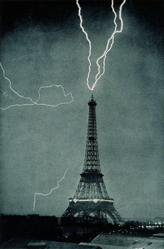 Blitzschlag am Eiffelturm am 3. Juni 1902 um 21.20 Uhr Blitzschlag am Eiffelturm am 3. Juni 1902 um 21.20 Uhr