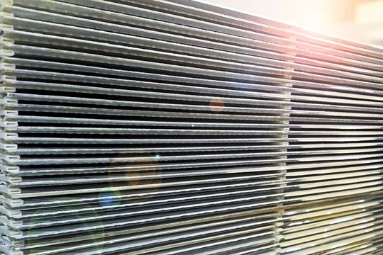Gestapelte, laminierte Schichten aus Membran und gewelltem Aluminium für die Herstellung von Wärmetauschern zur Energierückgewinnung in der Lüftung von Wohnhäusern und Geschäftsgebäuden. Gestapelte, laminierte Schichten aus Membran und gewelltem Aluminium für die Herstellung von Wärmetauschern zur Energierückgewinnung in der Lüftung von Wohnhäusern und Geschäftsgebäuden.