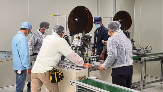 In kürzester Zeit hat Taiwans Industrie genug Kapazitäten geschaffen, um 10 Mio. Atemschutzmasken am Tag zu produzieren. In kürzester Zeit hat Taiwans Industrie genug Kapazitäten geschaffen, um 10 Mio. Atemschutzmasken am Tag zu produzieren.
