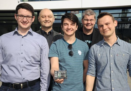 Die Studiengangsinitiatoren Prof. Bernd Finkbeiner (hinten links) und Prof. Andreas Zeller (hinten rechts) mit den Erfindern des "Bitahoy Watchdog": Alexander Fink, Marius Bleif und Roman Tabachnikov (vorne v.l.). Die Studiengangsinitiatoren Prof. Bernd Finkbeiner (hinten links) und Prof. Andreas Zeller (hinten rechts) mit den Erfindern des "Bitahoy Watchdog": Alexander Fink, Marius Bleif und Roman Tabachnikov (vorne v.l.).