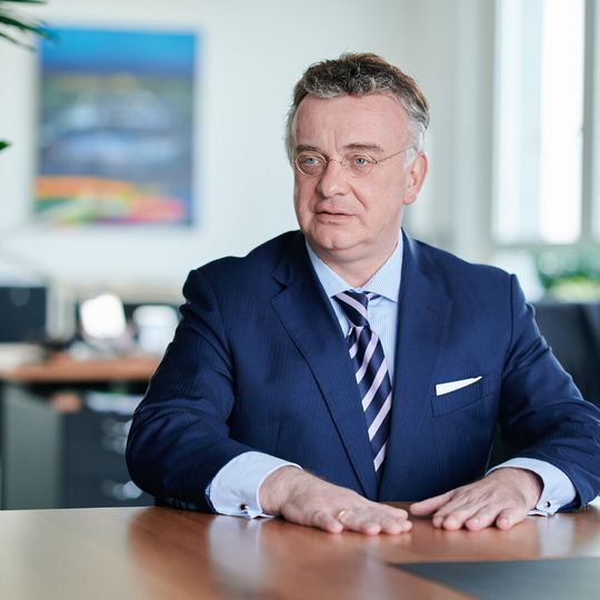 Christian Kullmann, Vorstandsvorsitzender von Evonik Industries, ist mit sofortiger Wirkung zum neuen VCI-Präsidenten ernannt worden. Christian Kullmann, Vorstandsvorsitzender von Evonik Industries, ist mit sofortiger Wirkung zum neuen VCI-Präsidenten ernannt worden.