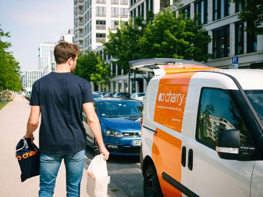 Charry kümmert sich sowohl um die Abholung als auch den Versand der Ware. Charry kümmert sich sowohl um die Abholung als auch den Versand der Ware.