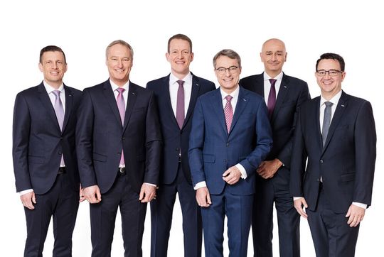 Der alte und neue Dachser-Vorstand: Alexander Tonn, Managing Director European Logistics Germany, Michael Schilling, COO Road Logistics, Burkhard Eling, CFO, Bernhard Simon, CEO, Edoardo Podestà, COO Air & Sea Logistics und Stefan Hohm, Corporate Director Corporate Solutions, Research & Development (v. l.). Der alte und neue Dachser-Vorstand: Alexander Tonn, Managing Director European Logistics Germany, Michael Schilling, COO Road Logistics, Burkhard Eling, CFO, Bernhard Simon, CEO, Edoardo Podestà, COO Air & Sea Logistics und Stefan Hohm, Corporate Director Corporate Solutions, Research & Development (v. l.).