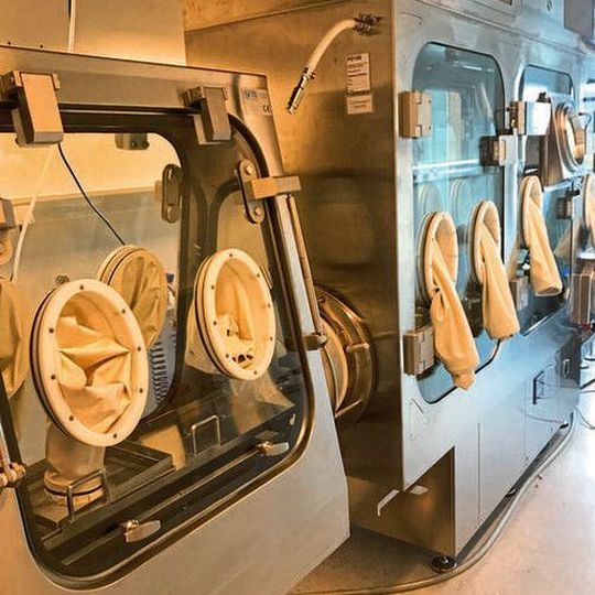 The Capping machine (VCM50) for freeze-dried vials includes a transfer shuttle and an external decontamination (EDM-C). The Capping machine (VCM50) for freeze-dried vials includes a transfer shuttle and an external decontamination (EDM-C).