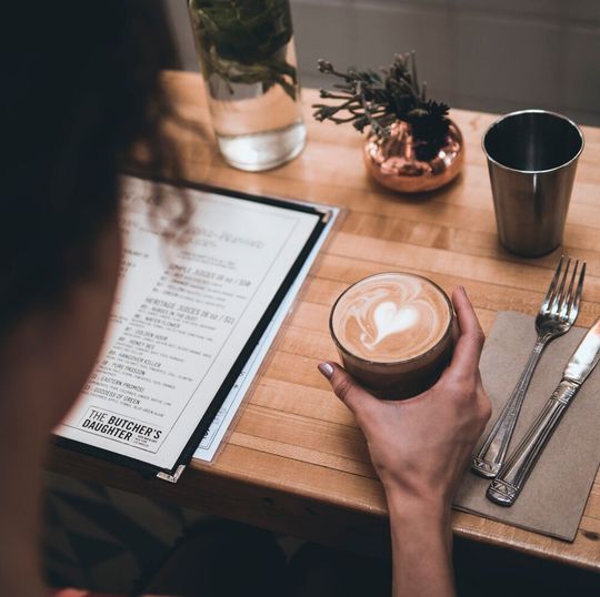 Egal ob es um die Gestaltung eines unvergesslichen Abends in einem Restaurant oder um die zielgenaue Ansprache großer Industriepartner geht, ist die Customer Centricity, oder übersetzt Kundenzentriertheit, eine vielversprechende Grundhaltung. Egal ob es um die Gestaltung eines unvergesslichen Abends in einem Restaurant oder um die zielgenaue Ansprache großer Industriepartner geht, ist die Customer Centricity, oder übersetzt Kundenzentriertheit, eine vielversprechende Grundhaltung.