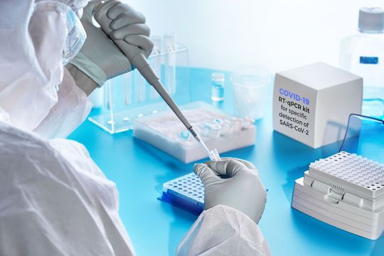 In der Corona-Krise helfen zahlreiche Unternehmen dabei, neue Tests und Analysesysteme zur Eindämmung des Virus bereitzustellen (Symbolbild). In der Corona-Krise helfen zahlreiche Unternehmen dabei, neue Tests und Analysesysteme zur Eindämmung des Virus bereitzustellen (Symbolbild).