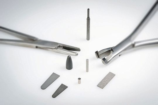 Ceratizit bietet ab sofort 15 nach DIN EN ISO 10993-5 zertifizierte, nicht zytotoxische Hartmetall- und Cermetsorten für biokompatible Medizin- und Dentalwerkzeuge an. Ceratizit bietet ab sofort 15 nach DIN EN ISO 10993-5 zertifizierte, nicht zytotoxische Hartmetall- und Cermetsorten für biokompatible Medizin- und Dentalwerkzeuge an.