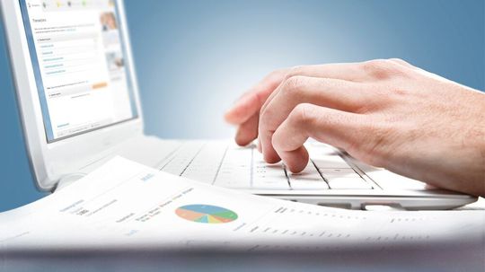 Über den Corona-Help-Desk der DKV sollen Logistiker erfahren, welche staatlichen Finanzierngen sie jetzt in Anspruch nehmen können. Über den Corona-Help-Desk der DKV sollen Logistiker erfahren, welche staatlichen Finanzierngen sie jetzt in Anspruch nehmen können.
