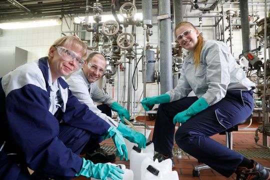Die Provadis-Ausbilder Ronja Messer, Jens Schröder und Saskia Buberl (von links) haben in dieser Woche rund eine Tonne Desinfektionsmittel hergestellt. Die Provadis-Ausbilder Ronja Messer, Jens Schröder und Saskia Buberl (von links) haben in dieser Woche rund eine Tonne Desinfektionsmittel hergestellt.
