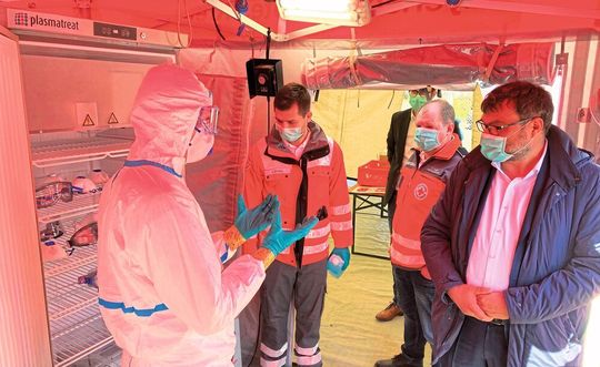 Einwegartikel wie Schutzkleidung und -masken können durch die Behandlung mit Plasma im Kampf gegen Corona wiederverwendet werden. Einwegartikel wie Schutzkleidung und -masken können durch die Behandlung mit Plasma im Kampf gegen Corona wiederverwendet werden.