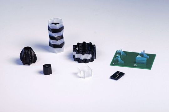 Funktionale DELO-Materialien bieten neue Möglichkeiten im Bereich Liquid Additive Manufacturing. Funktionale Materialien mit unterschiedlichen Eigenschaften in Bezug auf Transparenz, Flexibilität oder Leitfähigkeit lassen sich in einem Druckvorgang miteinander kombinieren. Funktionale DELO-Materialien bieten neue Möglichkeiten im Bereich Liquid Additive Manufacturing. Funktionale Materialien mit unterschiedlichen Eigenschaften in Bezug auf Transparenz, Flexibilität oder Leitfähigkeit lassen sich in einem Druckvorgang miteinander kombinieren.