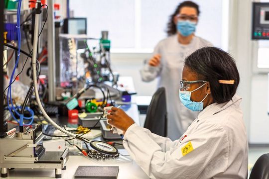 Weil die Nachfrage nach Beatmungsgeräten im Zuge der Ausbreitung des Coronavirus rasant ansteigt, wird die Produktionslinie der FAS Flatprop-Ventile bis Ende März vollautomatisiert. Weil die Nachfrage nach Beatmungsgeräten im Zuge der Ausbreitung des Coronavirus rasant ansteigt, wird die Produktionslinie der FAS Flatprop-Ventile bis Ende März vollautomatisiert.