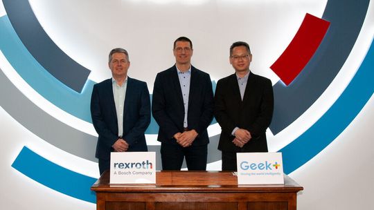 Jörg Heckel, Projektdirektor Intralogistics Robotics bei Bosch Rexroth, Thomas Fechner, Senior Vice President New Business bei Bosch Rexroth, und Jackson Zhang, Vice President bei Geek Plus Europe (v. l.), beim Vertragsschluss. Jörg Heckel, Projektdirektor Intralogistics Robotics bei Bosch Rexroth, Thomas Fechner, Senior Vice President New Business bei Bosch Rexroth, und Jackson Zhang, Vice President bei Geek Plus Europe (v. l.), beim Vertragsschluss.
